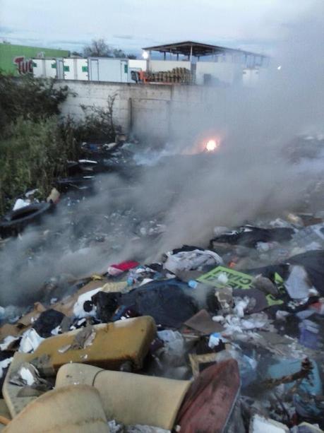 Nottata e alba al campo rom di Via di Salone. Le foto sono di un Vigile del Fuoco (pagato con le tue tasse)