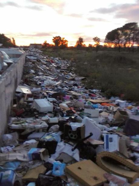 Nottata e alba al campo rom di Via di Salone. Le foto sono di un Vigile del Fuoco (pagato con le tue tasse)