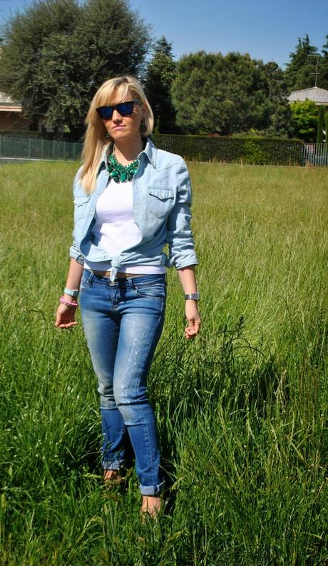 outfit jeans e camicia outfit tacchi e jeans outfit total denim outfit camicia di jeans annodata come abbinare la camicia di jeans abbinamenti camicia di jeans outfit borsa fornarina orologio casio bracciale azzurro il centimetro camicia in denim chiaro fashion blogger italiane milano outfit aprile 2014 outfit primaverili outfit jeans strappato camicia benetton scarpe in denim replay collana verde smeraldo occhiali lenti a specchio spektre