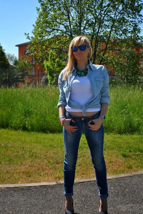 outfit jeans e camicia outfit tacchi e jeans outfit total denim outfit camicia di jeans annodata come abbinare la camicia di jeans abbinamenti camicia di jeans outfit borsa fornarina orologio casio bracciale azzurro il centimetro camicia in denim chiaro fashion blogger italiane milano outfit aprile 2014 outfit primaverili outfit jeans strappato camicia benetton scarpe in denim replay collana verde smeraldo occhiali lenti a specchio spektre