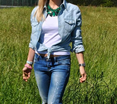 outfit jeans e camicia outfit tacchi e jeans outfit total denim outfit camicia di jeans annodata come abbinare la camicia di jeans abbinamenti camicia di jeans outfit borsa fornarina orologio casio bracciale azzurro il centimetro camicia in denim chiaro fashion blogger italiane milano outfit aprile 2014 outfit primaverili outfit jeans strappato camicia benetton scarpe in denim replay collana verde smeraldo occhiali lenti a specchio spektre