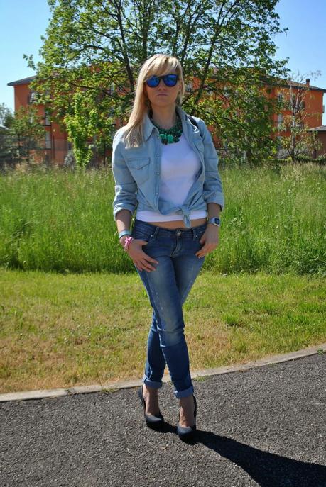 outfit jeans e camicia outfit primavera 2014 denim total look tacchi e jeans outfit jeans e camicia outfit tacchi e jeans outfit total denim outfit camicia di jeans annodata come abbinare la camicia di jeans abbinamenti camicia di jeans outfit borsa fornarina orologio casio bracciale azzurro il centimetro camicia in denim chiaro fashion blogger italiane milano outfit aprile 2014 outfit primaverili outfit jeans strappato camicia benetton scarpe in denim replay collana verde smeraldo occhiali lenti a specchio spektre