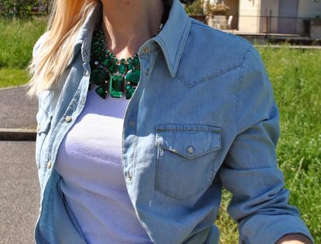 outfit jeans e camicia outfit tacchi e jeans outfit total denim outfit camicia di jeans annodata come abbinare la camicia di jeans abbinamenti camicia di jeans outfit borsa fornarina orologio casio bracciale azzurro il centimetro camicia in denim chiaro fashion blogger italiane milano outfit aprile 2014 outfit primaverili outfit jeans strappato camicia benetton scarpe in denim replay collana verde smeraldo occhiali lenti a specchio spektre