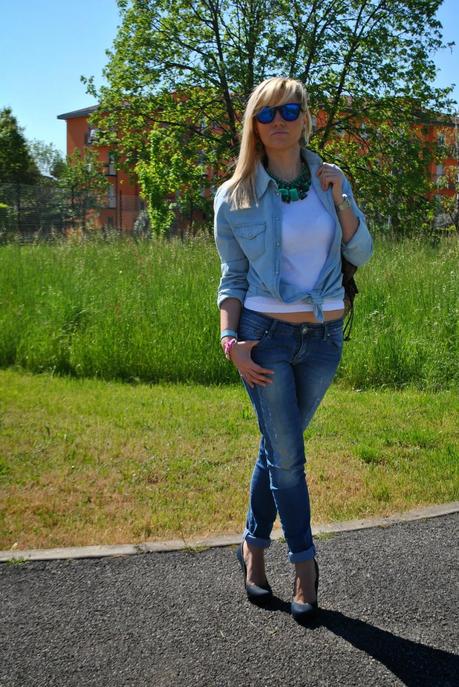 outfit jeans e camicia outfit tacchi e jeans outfit total denim outfit camicia di jeans annodata come abbinare la camicia di jeans abbinamenti camicia di jeans outfit borsa fornarina orologio casio bracciale azzurro il centimetro camicia in denim chiaro fashion blogger italiane milano outfit aprile 2014 outfit primaverili outfit jeans strappato camicia benetton scarpe in denim replay collana verde smeraldo occhiali lenti a specchio spektre