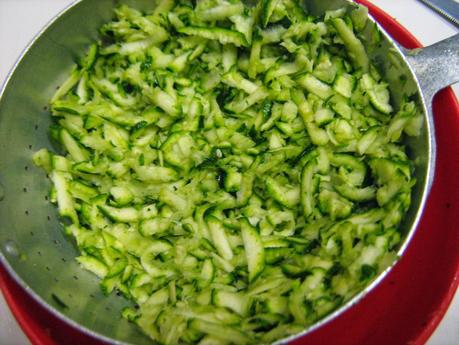 Kolokithokeftedes, le polpette greche di zucchine con kefalotyri e salsa tzatziki