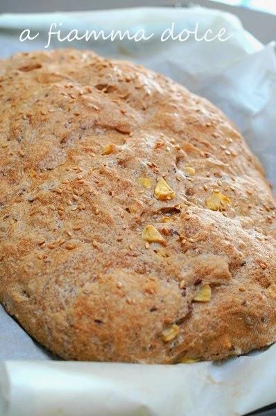 Pane al farro con semi di lino e mele