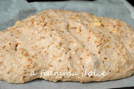 Pane al farro con semi di lino e mele