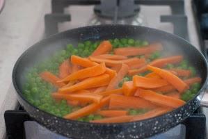 Filetti di pollo con piselli e carote