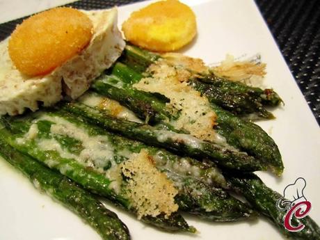 Uovo scomposto fritto su asparagi filanti: il piatto della tradizione come mai fu fatto