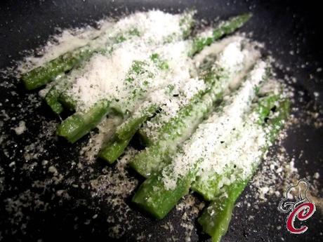 Uovo scomposto fritto su asparagi filanti: il piatto della tradizione come mai fu fatto