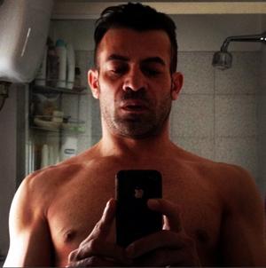 themusik gianni sperty selfie sexy instagram posa uomini e donne opinionista doccia I selfie di Gianni Sperti, fra sexy e casual