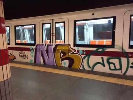 Il writer vandaletto Bosi è ufficialmente indagato anche a Milano. Ora fate ripagare a questo violento anche tutti i danni fatti a Roma