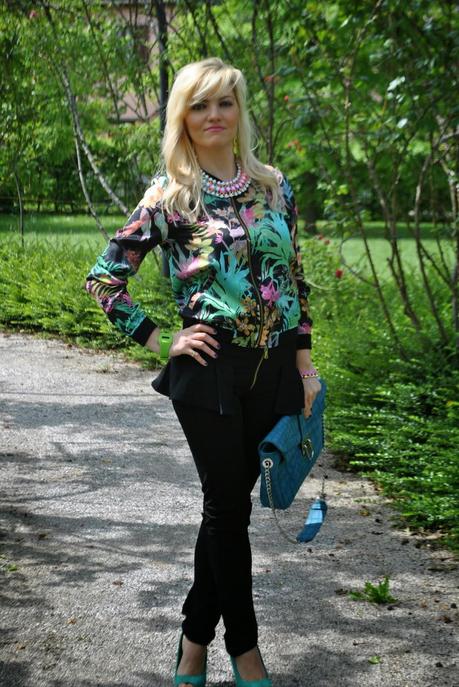 outfit bomber a fiori e pantaloni con peplo outfit floral bomber and peplum trousers outft sporty chic outfit bomber pimkie outfit pantaloni con peplo sisley outfit borsa stefanel bracciali con catena e filo outfit primaverili outfit maggio 2014 outfit mariafelicia magno outfit colorblock by felym mariafelicia magno blogger di colorblock by felym fashion blogger italiane milano outfit bomber pantaloni eleganti outfit pantaloni eleganti e bomber bomber stampa floreale abbinamenti bomber come abbinare il bomber