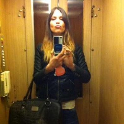 themusik selfie sexy instagram posa ascensore lift elevator antonella mosetti La nuova mania del selfie ascensore
