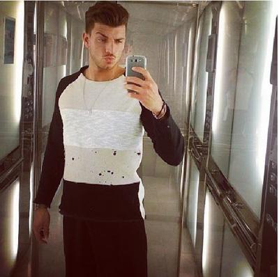 themusik selfie sexy instagram posa ascensore lift elevator marco fantini tronista uomini e donne La nuova mania del selfie ascensore