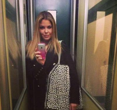 themusik selfie sexy instagram posa ascensore lift elevator costanza caracciolo La nuova mania del selfie ascensore