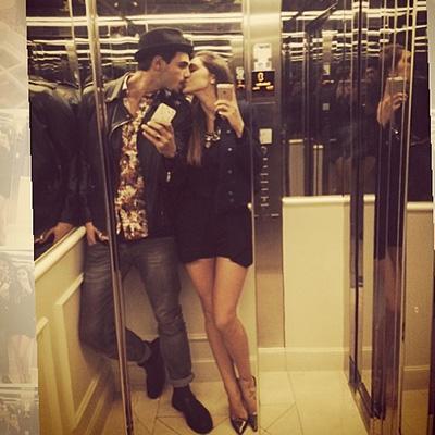 themusik selfie sexy instagram posa ascensore lift elevator cecilia rodriguez francesco monte kiss bacio La nuova mania del selfie ascensore