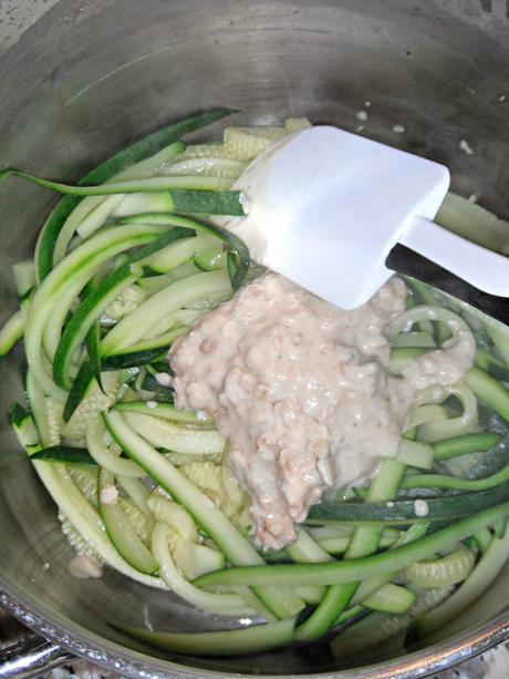 Spaghetti di zucchine alla crema di noci