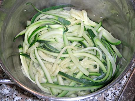 Spaghetti di zucchine alla crema di noci