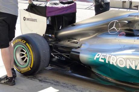 Lewis-Hamilton-Mercedes_Test_day8_Bahrain_2014 (1)