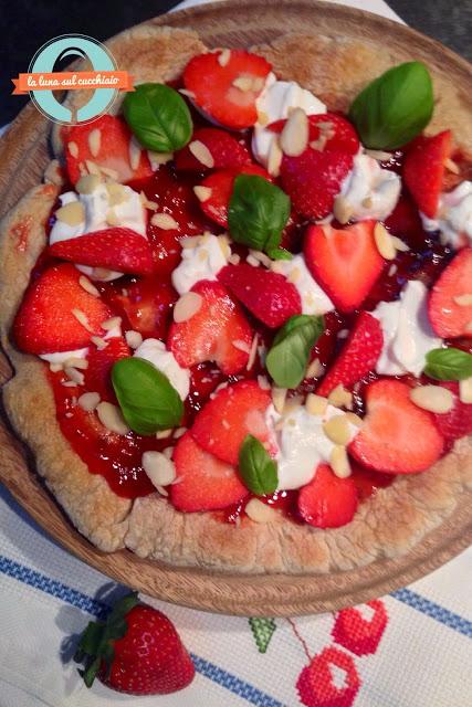 Pizza dolce con le fragole