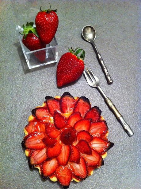 CROSTATA ALLE FRAGOLE E MARMELLATA DI ROSA CANINA