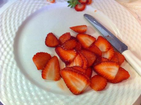 CROSTATA ALLE FRAGOLE E MARMELLATA DI ROSA CANINA