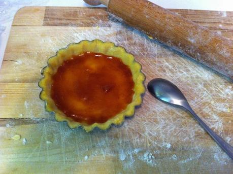 CROSTATA ALLE FRAGOLE E MARMELLATA DI ROSA CANINA