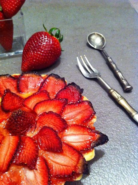 CROSTATA ALLE FRAGOLE E MARMELLATA DI ROSA CANINA