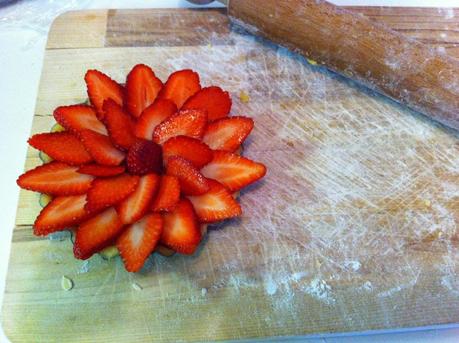 CROSTATA ALLE FRAGOLE E MARMELLATA DI ROSA CANINA