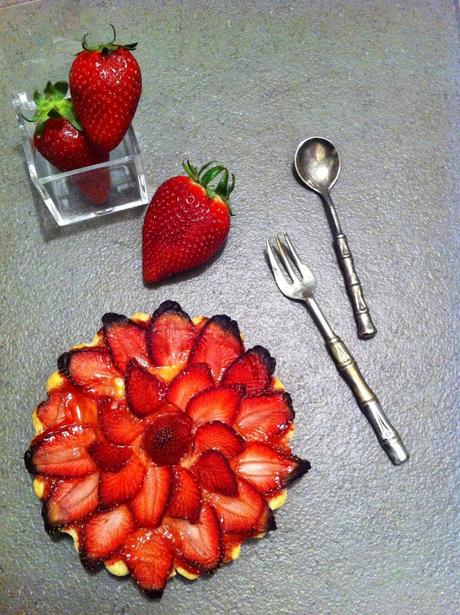 CROSTATA ALLE FRAGOLE E MARMELLATA DI ROSA CANINA