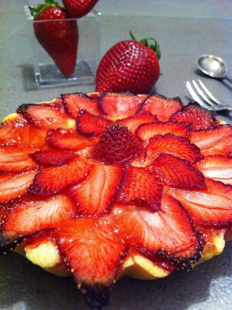 CROSTATA ALLE FRAGOLE E MARMELLATA DI ROSA CANINA