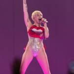 Miley Cyrus in concerto a Londra: “Ubriacatevi e imbottitevi di pasticche”