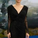 Angelina Jolie in abito nero sul red carpet di Maleficent01