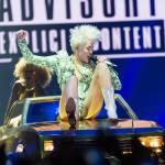 Miley Cyrus sul palco a Londra: “Drogatevi”,”fumate erba”, “datevi bacio gay”