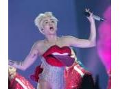 Miley Cyrus palco Londra: “Drogatevi”,”fumate erba”, “datevi bacio gay”