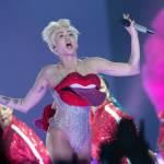 Miley Cyrus sul palco a Londra: “Drogatevi”,”fumate erba”, “datevi bacio gay”