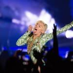 Miley Cyrus sul palco a Londra: “Drogatevi”,”fumate erba”, “datevi bacio gay”