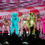 Miley Cyrus sul palco a Londra: “Drogatevi”,”fumate erba”, “datevi bacio gay”