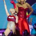 Miley Cyrus sul palco a Londra: “Drogatevi”,”fumate erba”, “datevi bacio gay”