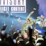 Miley Cyrus sul palco a Londra: “Drogatevi”,”fumate erba”, “datevi bacio gay”