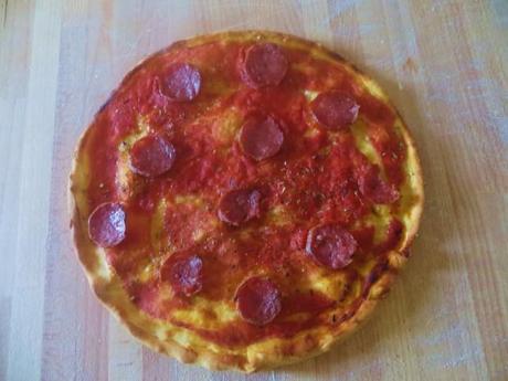 pizza_rossa_al_salame_piccante