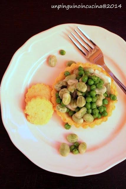 Tartellette di frolla al parmigiano con stracchino, fave e piselli