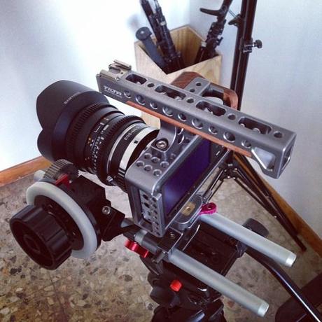 Blackmagic Pocket Cinema Camera montata su Cage Tilta ed equipaggiata di Follow Focus Gini.