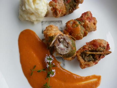 Involtini di maiale con ripieno di salsiccia e formaggio del contadino