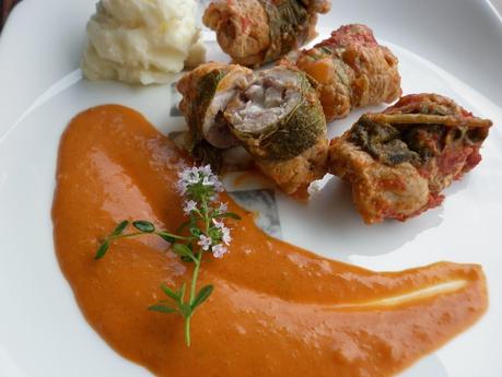 Involtini di maiale con ripieno di salsiccia e formaggio del contadino