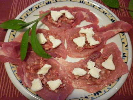 Involtini di maiale con ripieno di salsiccia e formaggio del contadino