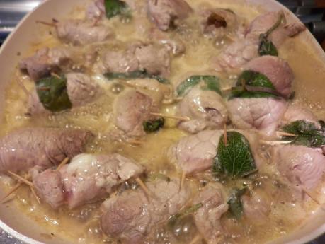 Involtini di maiale con ripieno di salsiccia e formaggio del contadino