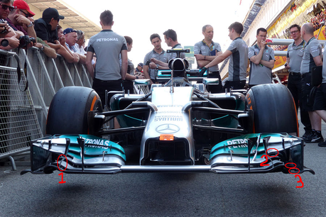 Gp. Spagna: piccoli interventi sull'ala anteriore della Mercedes