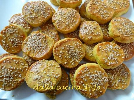 Sablés salati al formaggio e curry con sesamo